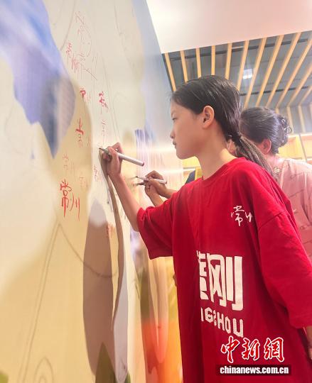 常州球迷创新艺术形式助阵苏超关键战