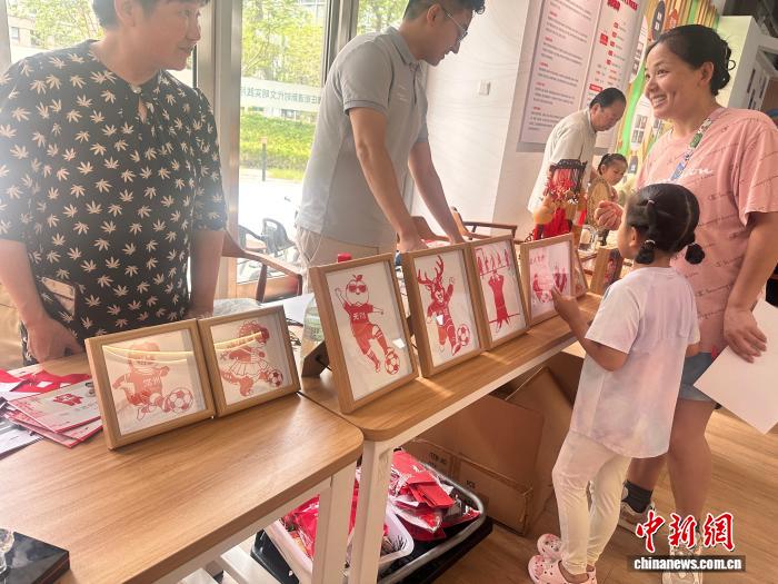 常州球迷创新艺术形式助阵苏超关键战