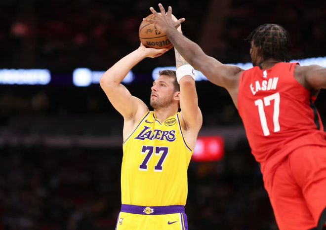 湖人六连胜锁定西部第三 詹姆斯关键表现助队稳