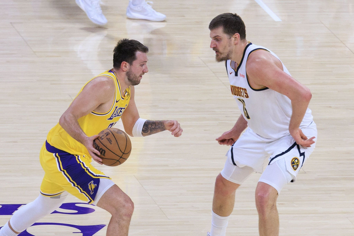 湖人加时力克掘金 老詹转型蓝领助球队逆转夺冠