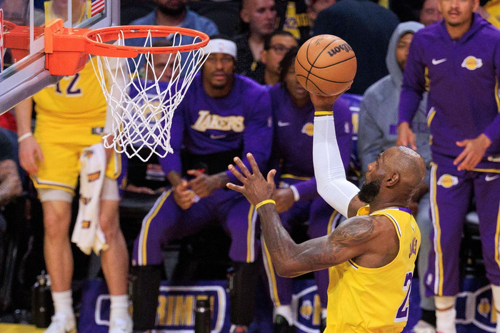 湖人加时力克掘金 老詹转型蓝领助球队逆转夺冠