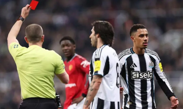 纽卡斯尔联vs曼联关键判罚争议：拉姆齐红牌误判