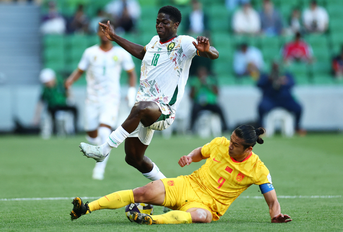 拜合拉木制造红牌争议 国足0-2负喀麦隆