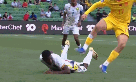 拜合拉木制造红牌争议 国足0-2负喀麦隆