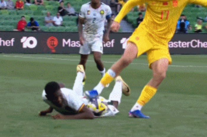 拜合拉木制造红牌争议 国足0-2负喀麦隆