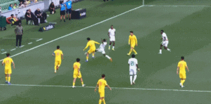 拜合拉木制造红牌争议 国足0-2负喀麦隆