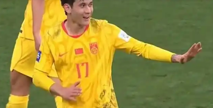 拜合拉木制造红牌争议 国足0-2负喀麦隆